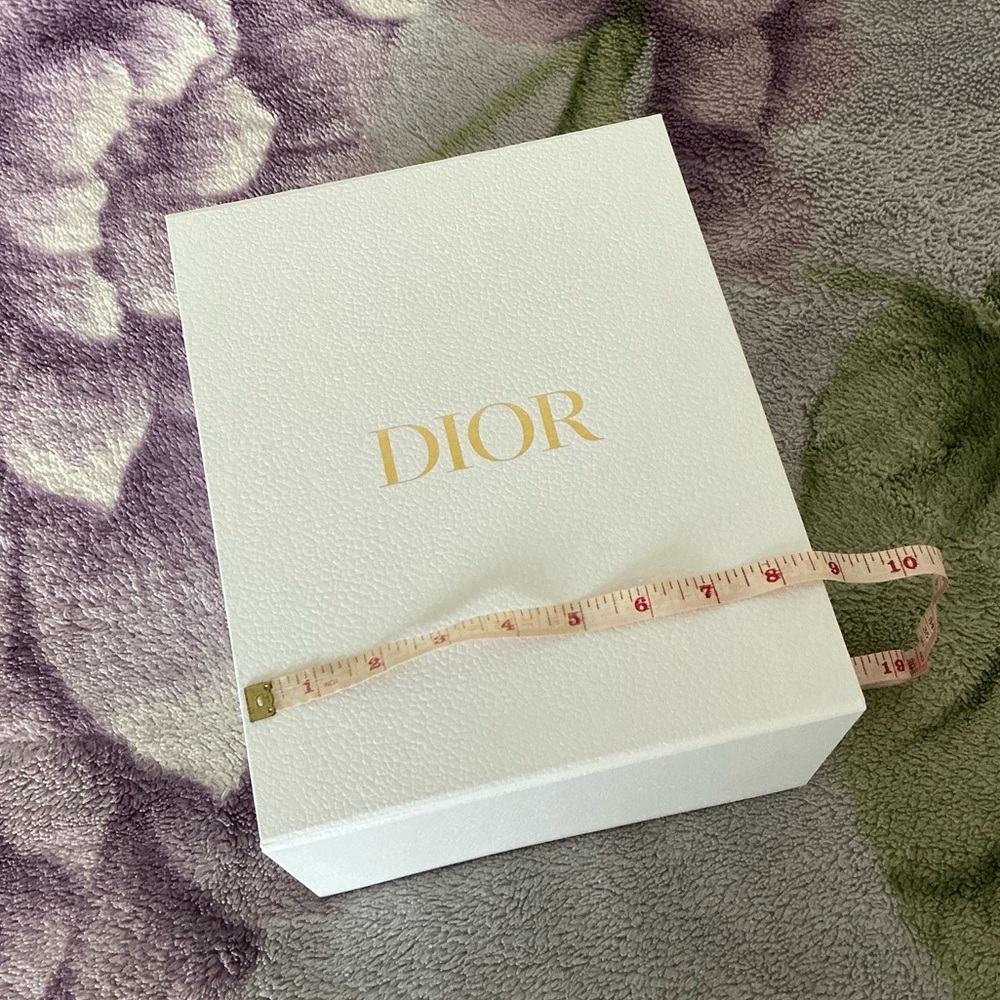Dior Textured Gift Box - Picture 10 of 12